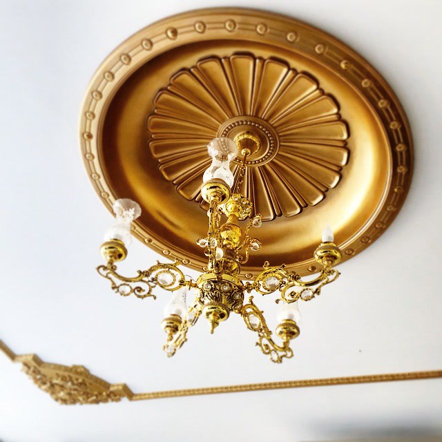 Metallic Gold Ceiling Dome Medallion with Chandelier