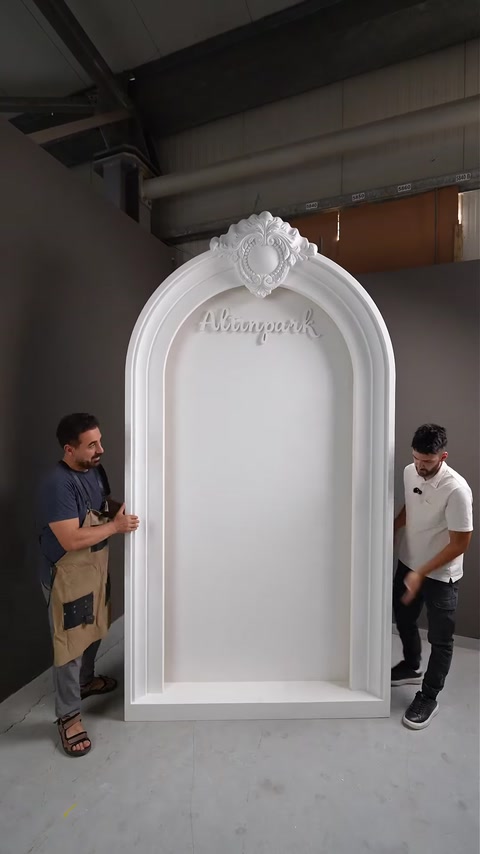 Nicho vazio de arco em poliuretano branco, pronto para o relevo do vestido.