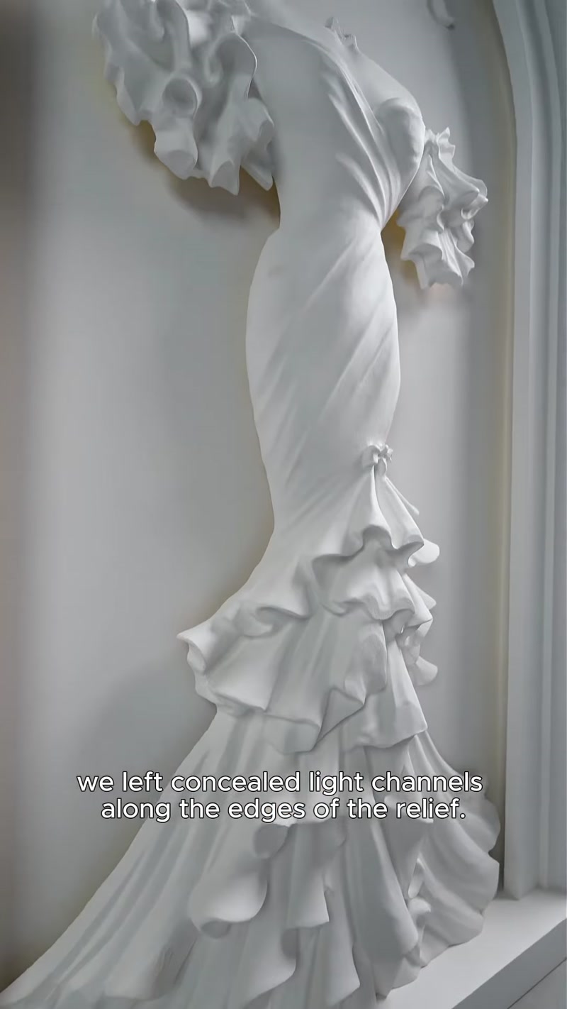 Relevo Personalizado de Vestido de Noiva num Arco de Poliuretano Iluminado