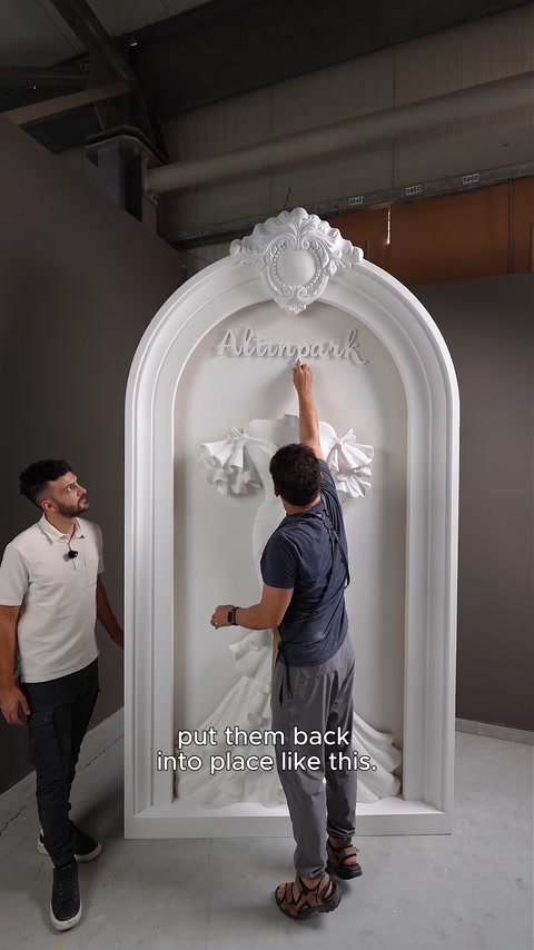 Artesão a encaixar uma letra de volta na sua ranhura.
