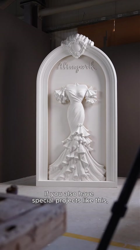 Arco autoportante em poliuretano branco fosco com relevo de vestido de noiva, apagado, vista de estúdio.