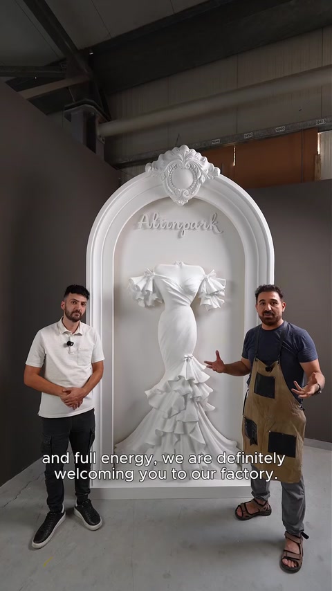 Dois artesãos junto ao arco personalizado acabado na fábrica.