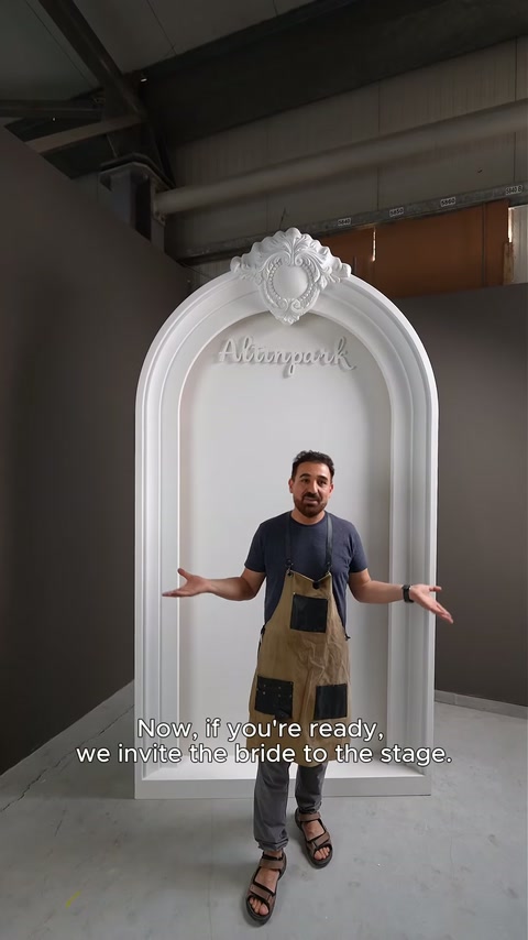 Artesão apresenta o painel de exibição com arco sem acabamento no interior da fábrica.