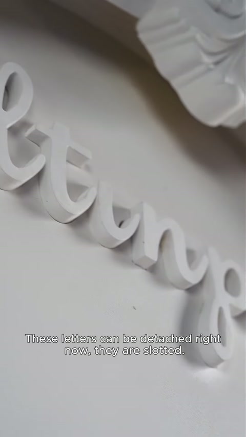 Letras em relevo elevado aparecem parcialmente separadas do canal de painel embutido.