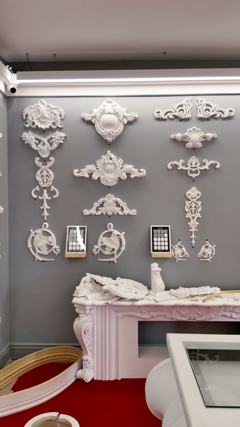 Symetrické nástenné ornamenty sú usporiadané nad zdobeným obložením krbu.
