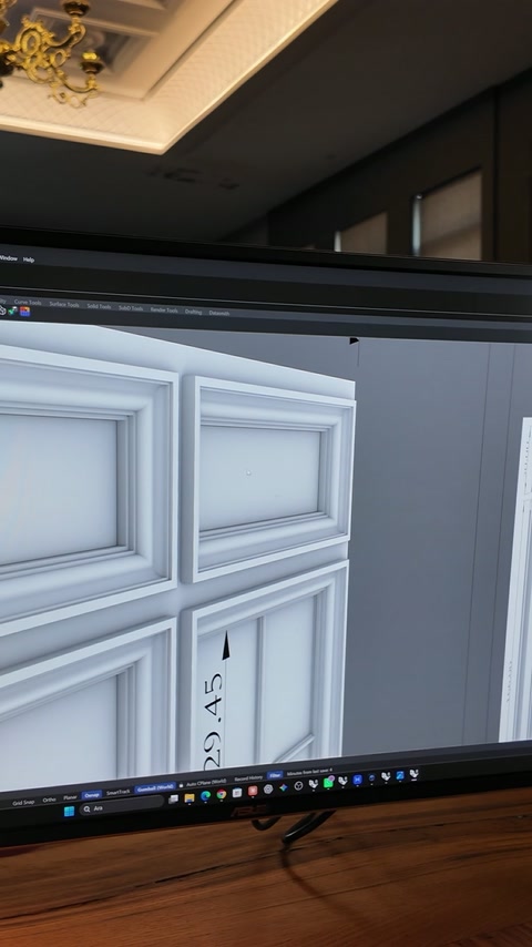 Digitální detail zvýrazňuje vystouplé obvodové lišty a vnitřní členění panelu