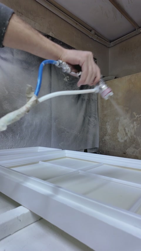 Nástřik se rovnoměrně nanáší na vystouplé lišty panelu