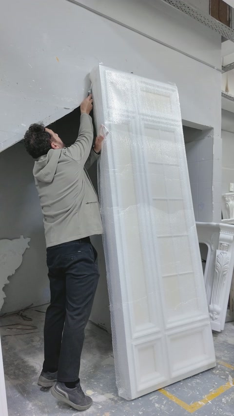 Z dokončené vysoké panelové části se odstraňuje ochranný obal