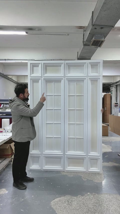 Sestavený dekorativní nástěnný panel zobrazuje horní obdélníky a okenní mřížky