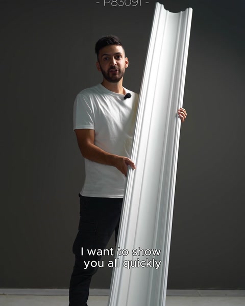 Prezentátor drží vysoký jednoduchý profil s čistým lineárním designem.