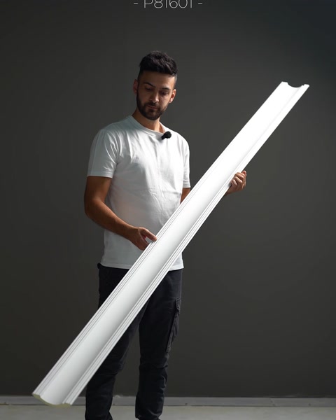 Vysoký šikmý profil představuje jednoduchý stupňovitý okraj.