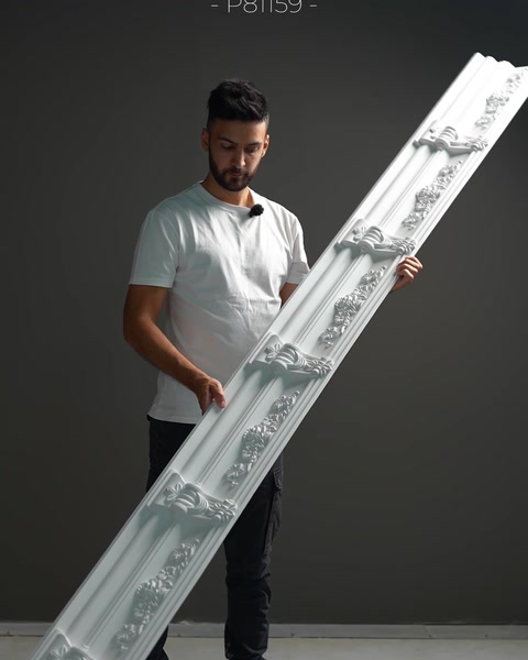 Široký dekorativní profil vykazuje prominentní květinový reliéf na své ploše.