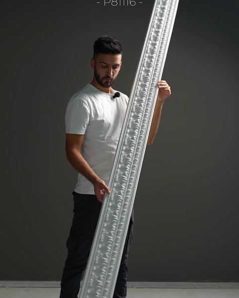 Úzký profil nese rámované geometrické a květinové reliéfní prvky.