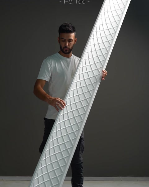 Diamantová mřížková textura vytváří jedinečný geometrický detail na stěně.