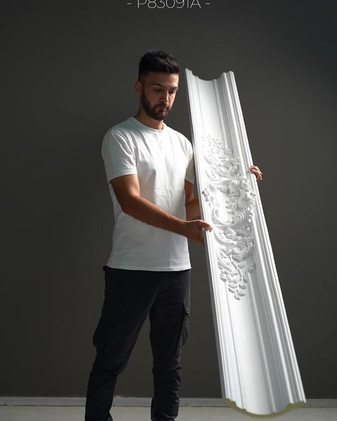 Tento zakřivený profil má vrstvené okraje a sochařsky upravenou plochu.