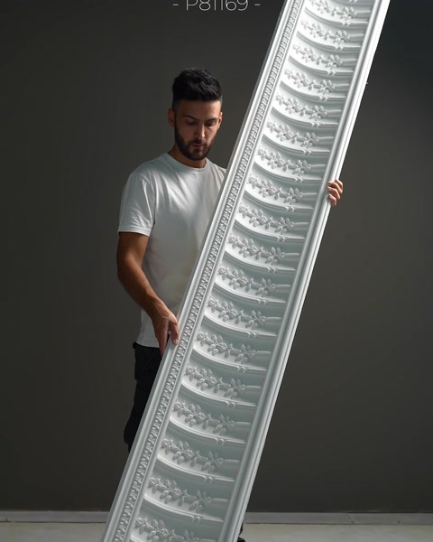 Jemný opakující se reliéf vytváří podrobný tradiční design korunní lišty.
