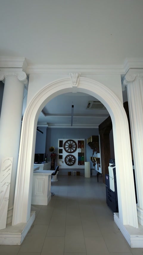 Ouverture intérieure arrondie encadrée par une large moulure d'arc classique