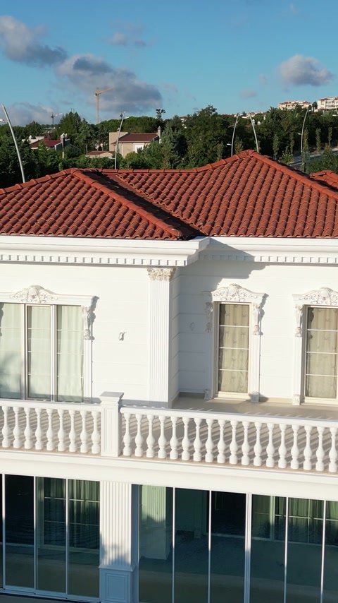 Façade de villa blanche classique avec balustrades et encadrements de fenêtres décoratives