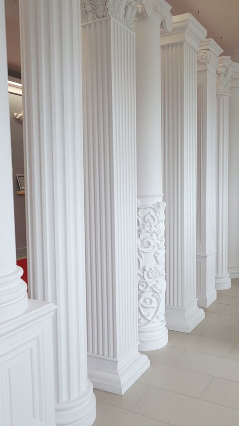 Les colonnes cannelées aux bases sculptées créent une colonnade intérieure élégante