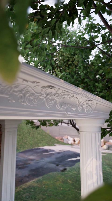 Un piédiment floral décoratif ajoute du relief au-dessus de la structure de colonne extérieure