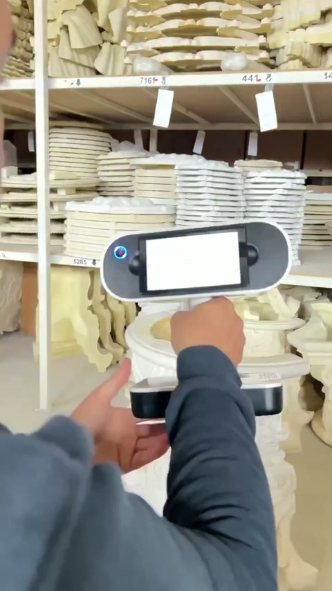 Un scanner portatif capture la surface détaillée d'un chapiteau orné