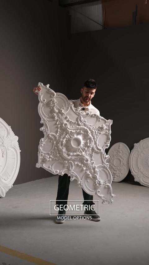 Un médaillon de plafond géométrique présente un contour décoratif asymétrique élaboré.