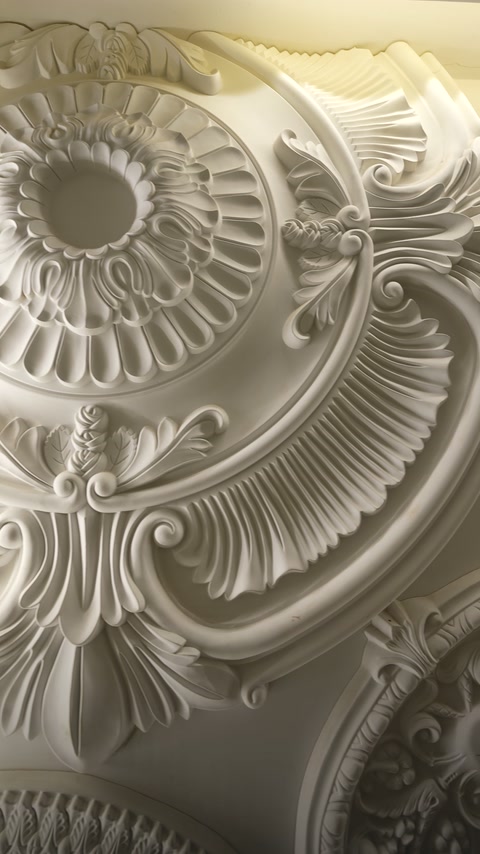 Le relief détaillé montre des motifs botaniques courbés et des bords profondément modelés.