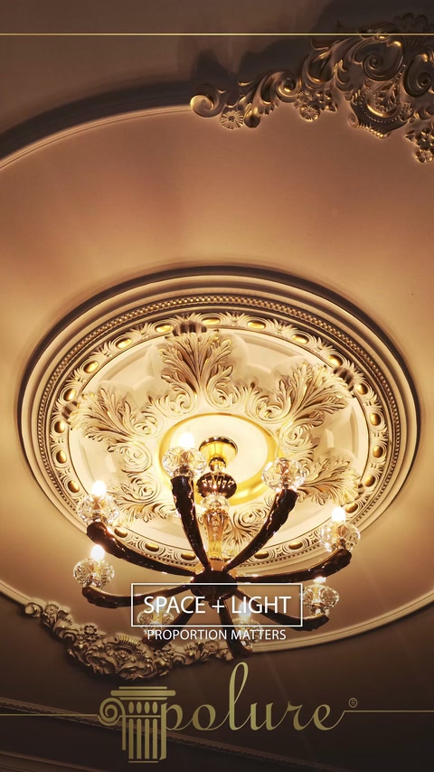 Un médaillon de plafond rond encadre un lustre dans un intérieur décoré.