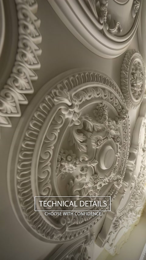 Une sélection détaillée de médaillons montre des motifs de feuilles, des perles et des reliefs courbés.