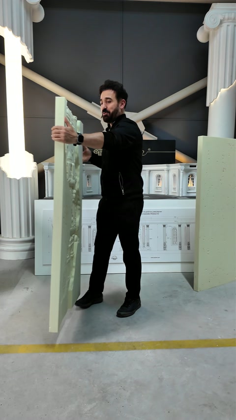 Un artisan commence à faire pivoter le grand panneau de relief sur mesure d’Istanbul
