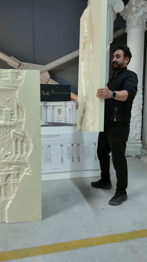 Une vue latérale révèle la profondeur architecturale en relief du panneau