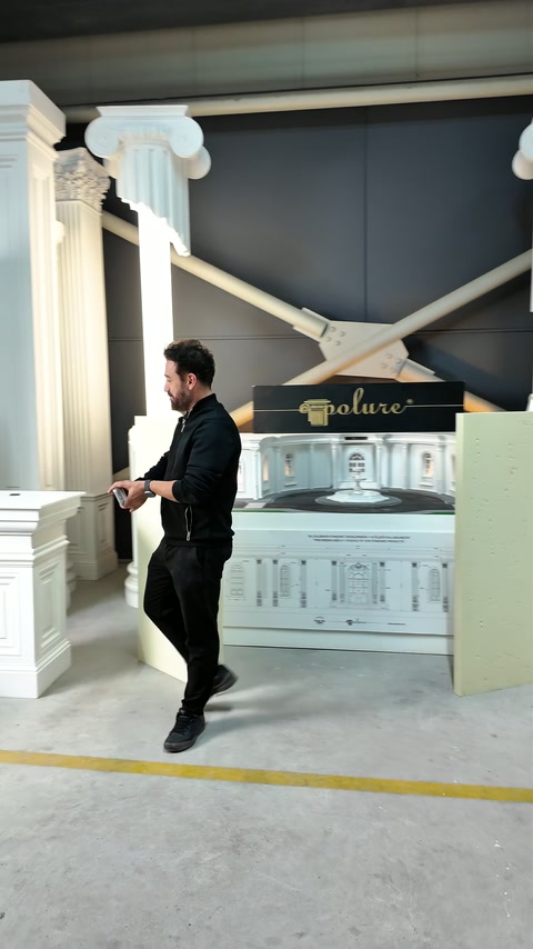 Le panneau partiellement tourné présente la composition sculptée des monuments d’Istanbul