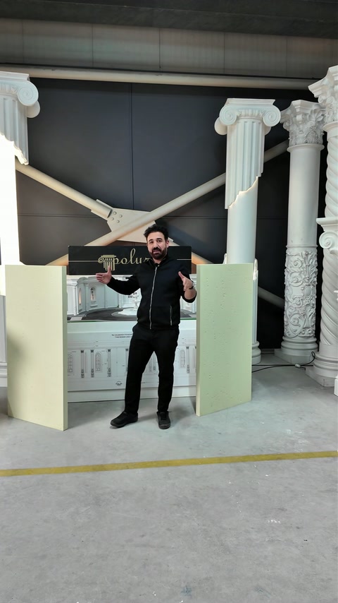 Le vaste atelier comprend des colonnes décoratives et des moulures architecturales