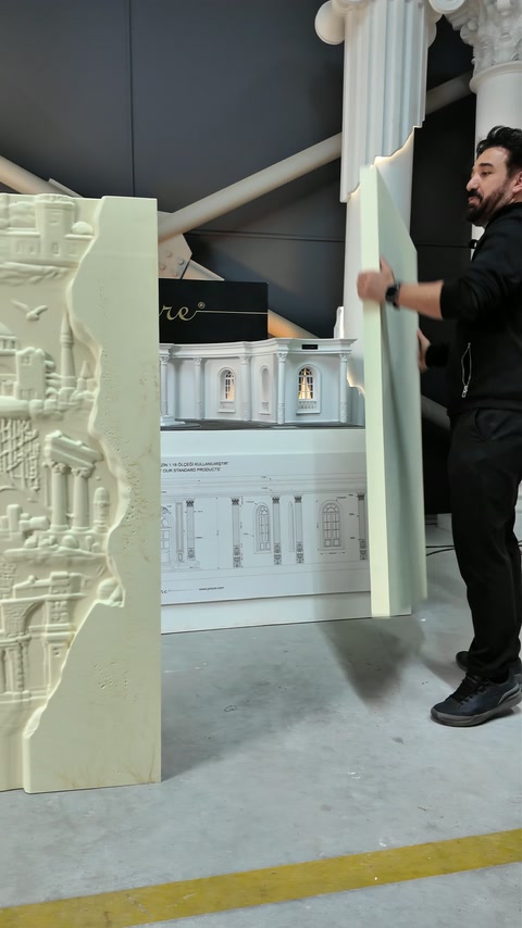 Le présentateur montre le paysage urbain sculpté depuis un angle légèrement incliné