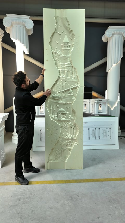 Vue complète de l’atelier montrant les proportions verticales allongées du relief