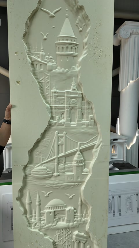 Un angle frontal plus proche capture les tours, les dômes, le pont et les motifs de vagues