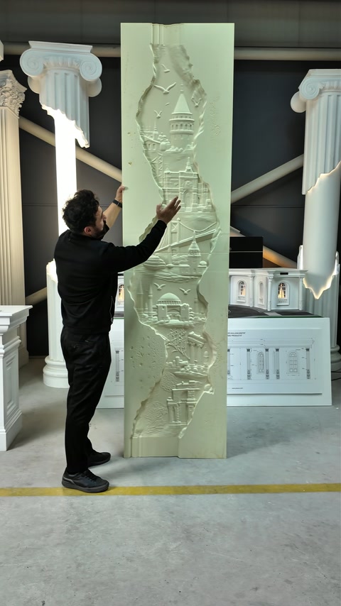 Le présentateur suit les éléments architecturaux de la composition en relief d’Istanbul