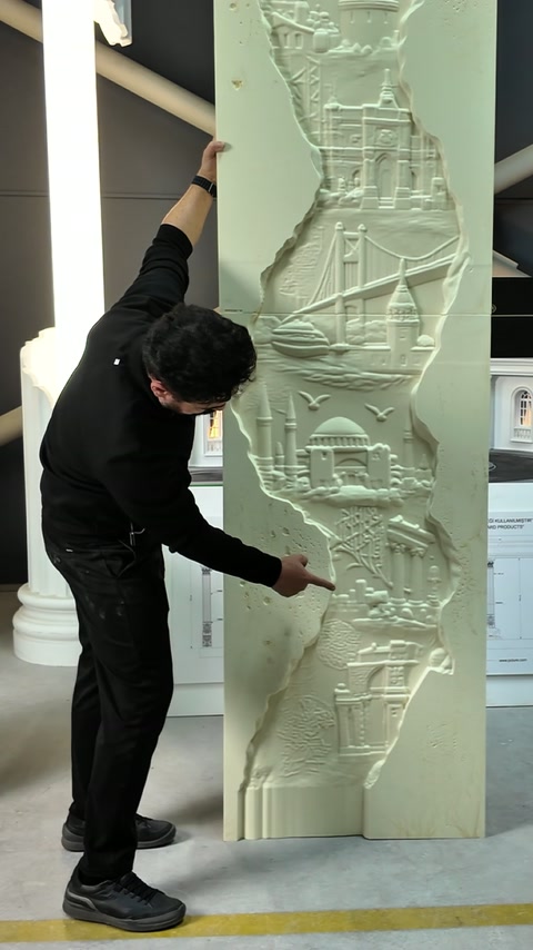 Des mains indiquent le contour texturé et les détails superposés des monuments