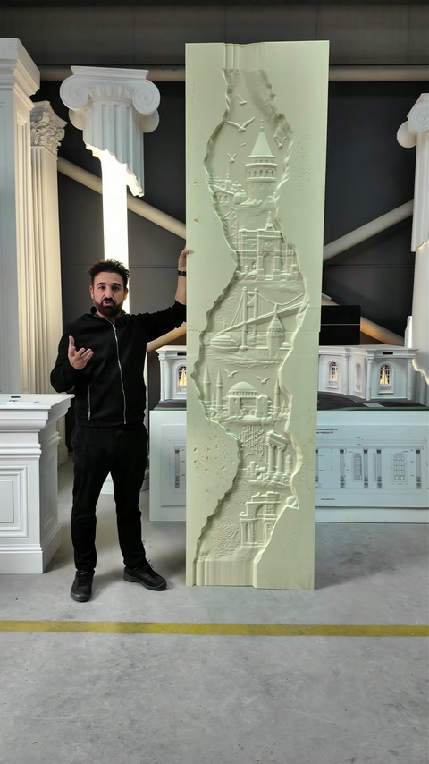 Le relief d’Istanbul terminé se tient debout à côté du présentateur dans l’atelier