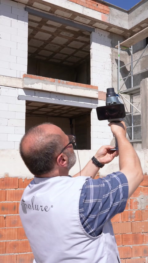 Vue rapprochée du scanner capturant la géométrie de la façade