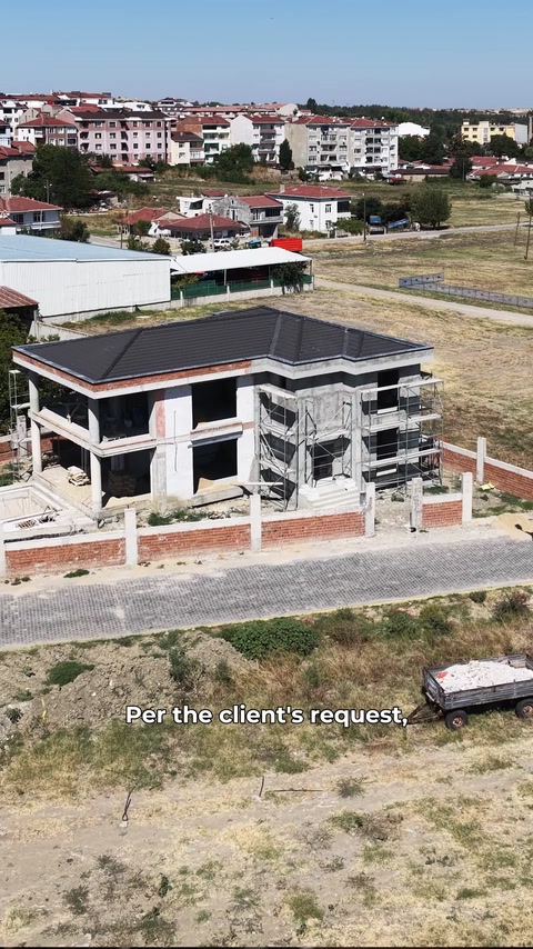 La vue aérienne du projet montre la villa et le quartier environnant