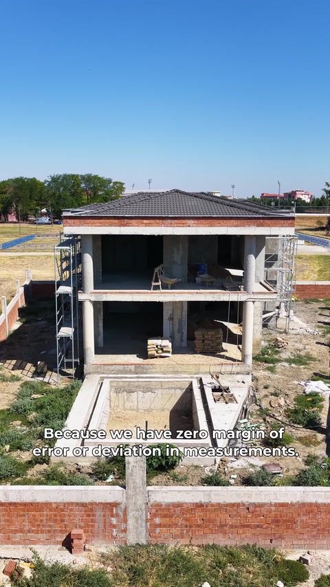 Façade de la villa sur site avant l'étape de finition décorative