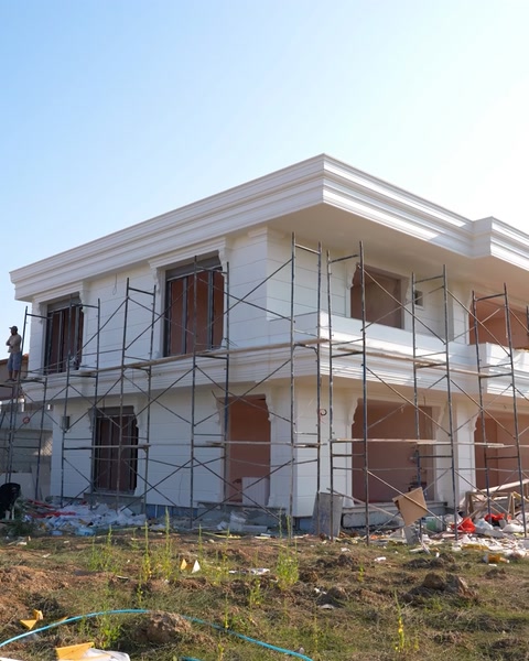 Vila ve výstavbě s lešením před instalací fasádního nátěru