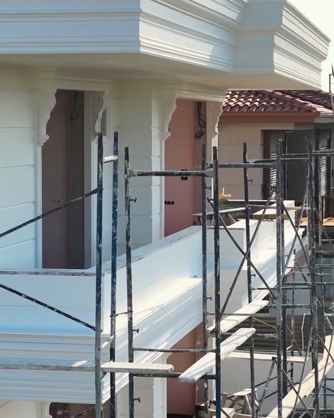 Lešení podél balkónu vily během instalace polyuretanové fasády
