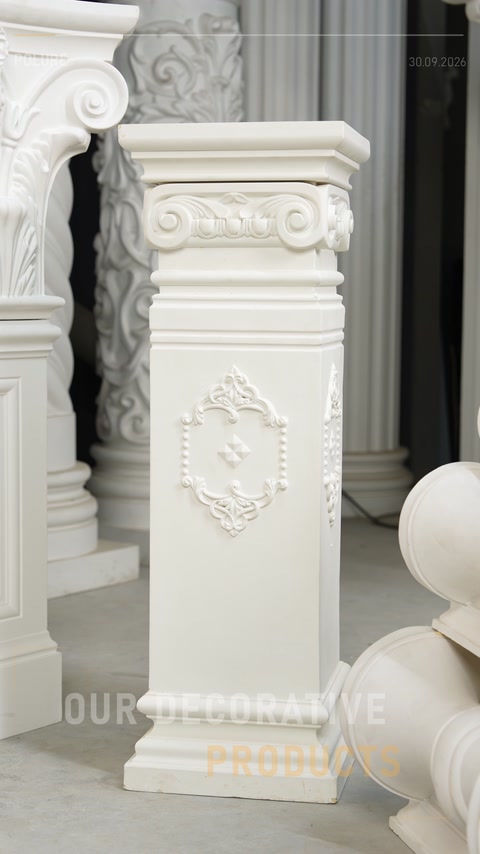 Colonne décorative unique avec chapiteau sculpté présentée sur un socle