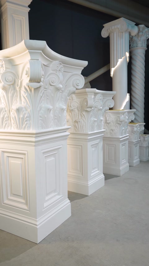 Rangée de colonnes à chapiteaux corinthiens alignées dans une salle d’exposition