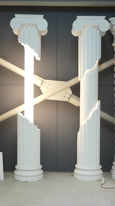 Colonnes maintenues par des bandes adhésives pour sécher dans l’entrepôt de production