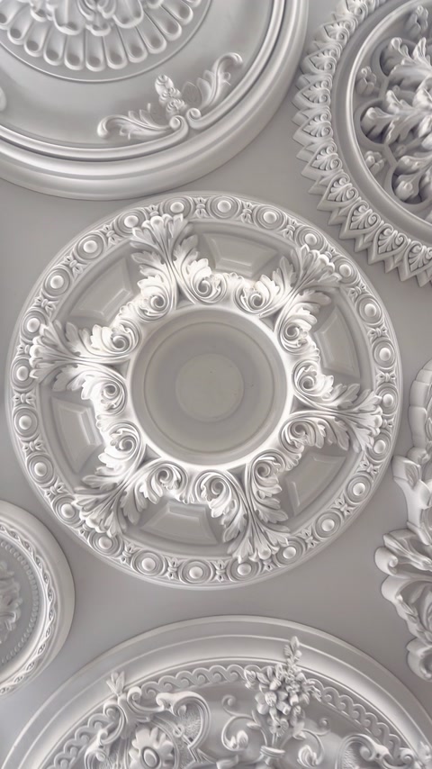 Collection de médaillons de plafond ronds avec des motifs floraux en relief