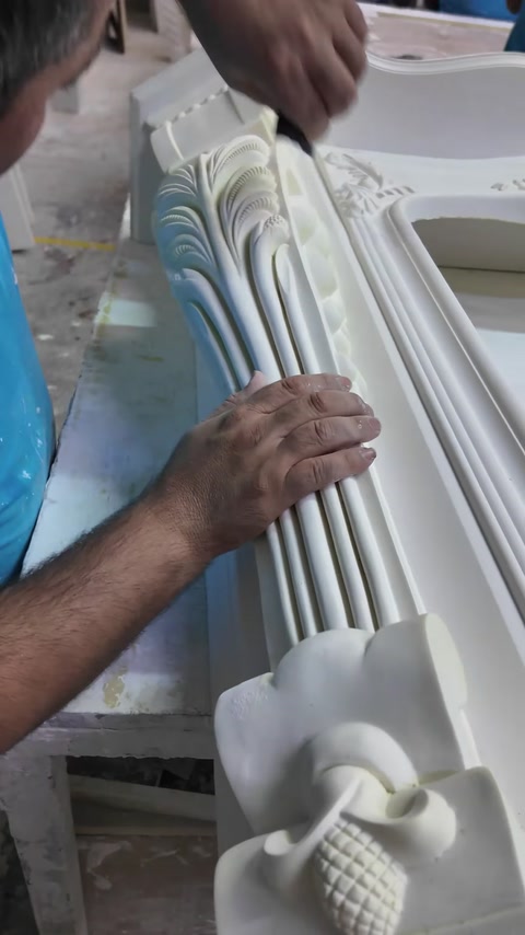 Detail kanelovaného pilastru je pečlivě zarovnán s rámem krbu.