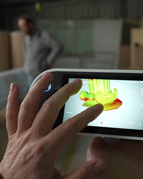 Ruka dotakuje ekran tableta sa 3D skeniranom slikom stuba